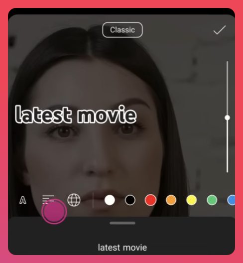 Capture de l'outil de caption sur l'app mobile YouTube. Des options de fonts, d'alignement, et de taille de texte sont présentes, ainsi qu'un choix de pastilles colorées pour choisir la couleur du texte. Un exemple écrit "Latest movies", en noir cerclé de blanc, apparaît en surimpression d'une vidéo en cours d'édition.
