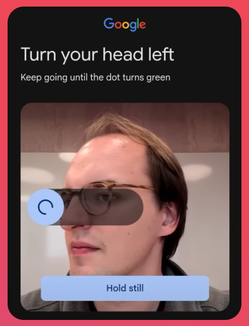 Interface de capture vidéo du visage pour l'outil de detection de YouTube. Une personne se capture et tourne le visage en fonction d'un petit logo lui indiquant de ne pas bouger.
