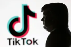 Le logo tiktok en fond avec la silouhette de profil de Donald Trump au premier plan